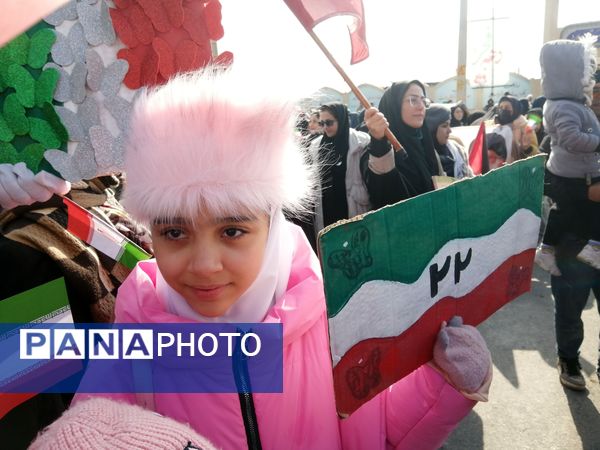 مردم غیور ملارد با حضور پرشور خود در راهپیمایی ۲۲ بهمن، ثابت کردند که همچنان پای انقلاب اسلامی ایستاده‌اند.