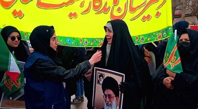 شور و شوق جوانان از شرکت در راهپیمایی ۲۲ بهمن