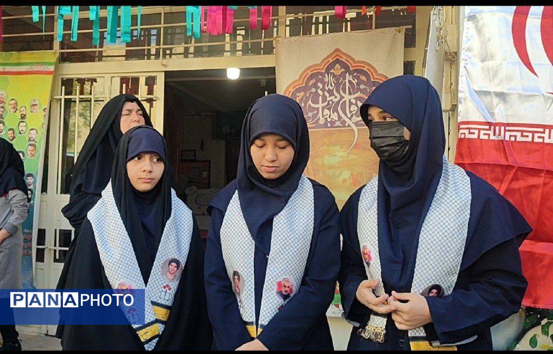 مراسم اعطای حکم و نشان فرماندهی بسیج دانش آموزی دبیرستان شاهد تکتم ناحیه۳