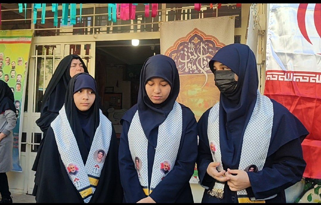 مراسم اعطای حکم و نشان فرماندهی بسیج دانش آموزی دبیرستان شاهد تکتم ناحیه۳