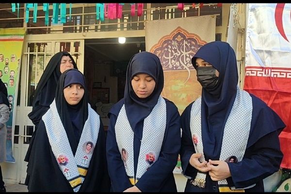 مراسم اعطای حکم و نشان فرماندهی بسیج دانش آموزی دبیرستان شاهد تکتم ناحیه۳