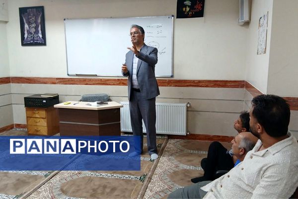 جلسه انجمن اولیاء و مربیان در دبیرستان بشارت بهارستان دو
