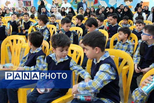 جشن شکوفه‌ها در دبستان منوچهر رزاقی ناحیه۳ مشهد