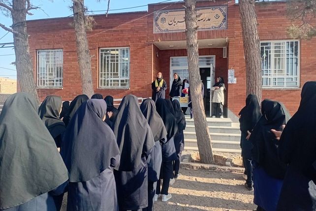 کارگاه آموزش فریادهای شادی و نغمه‌های آوایی در مدرسه مادر مهربان خلیل آباد