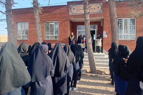 کارگاه آموزش فریادهای شادی و نغمه‌های آوایی در مدرسه مادر مهربان خلیل آباد