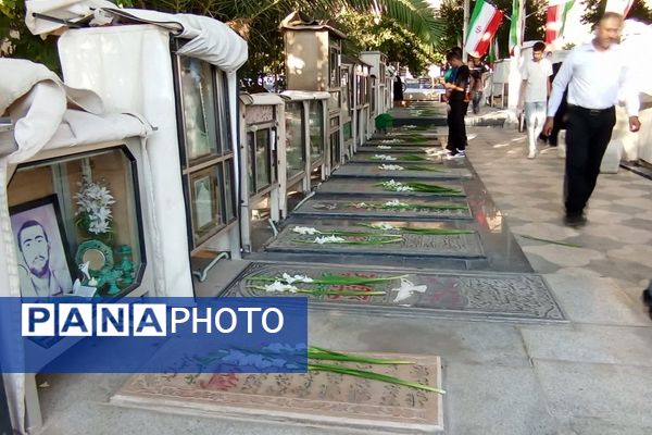 گلباران قبور مطهر شهدا به مناسبت هفته دفاع مقدس در شهرستان زرقان