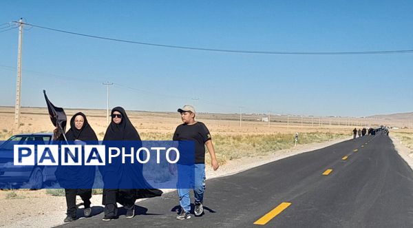 پیاده‌روی زائران جامانده ازحرم رضوی در شهرستان بام و صفی آباد