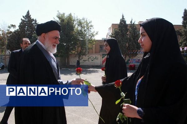 آیین نواختن زنگ بازگشایی مدارس در بهارستان‌2