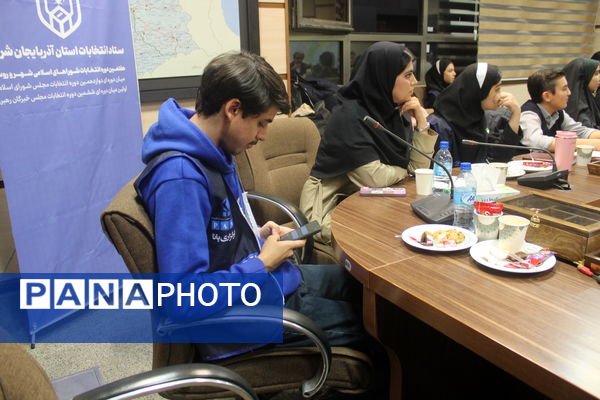 نشست مشورتی و گفت‌و‌گوی بین نسلی معاون سیاسی و اجتماعی استاندار آذربایجان شرقی