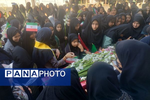 دبیرستان دخترانه صنف پوشاک ناحیه 3 میزبان شهید گمنام