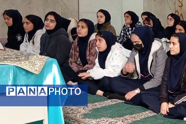 نشست کتابخوان مدرسه‌ای در دبیرستان دخترانه جوادالائمه بهارستان‌دو