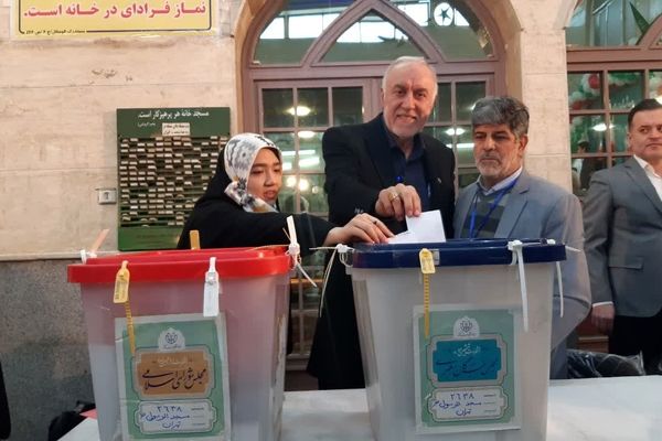 استاندار تهران به همراه دانش‌آموز خبرنگار پانا رای خود را به صندوق انداخت