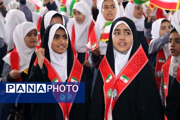 ثبت اثر انگشت هزار دانش‌آموز یزدی پای پرچم ایران