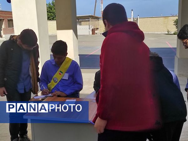 مشارکت پرشور دانش‌آموزان در انتخابات شورای پیشتاز مدرسه کوثر