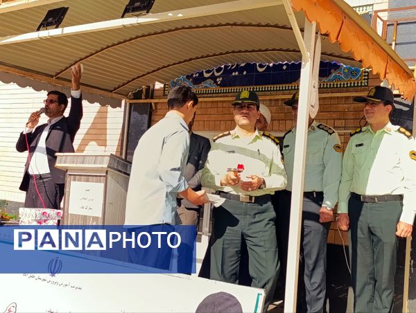 تقدیر مدیر دبیرستان رئیس زاده از پرسنل نیروی انتظامی خلیل آباد