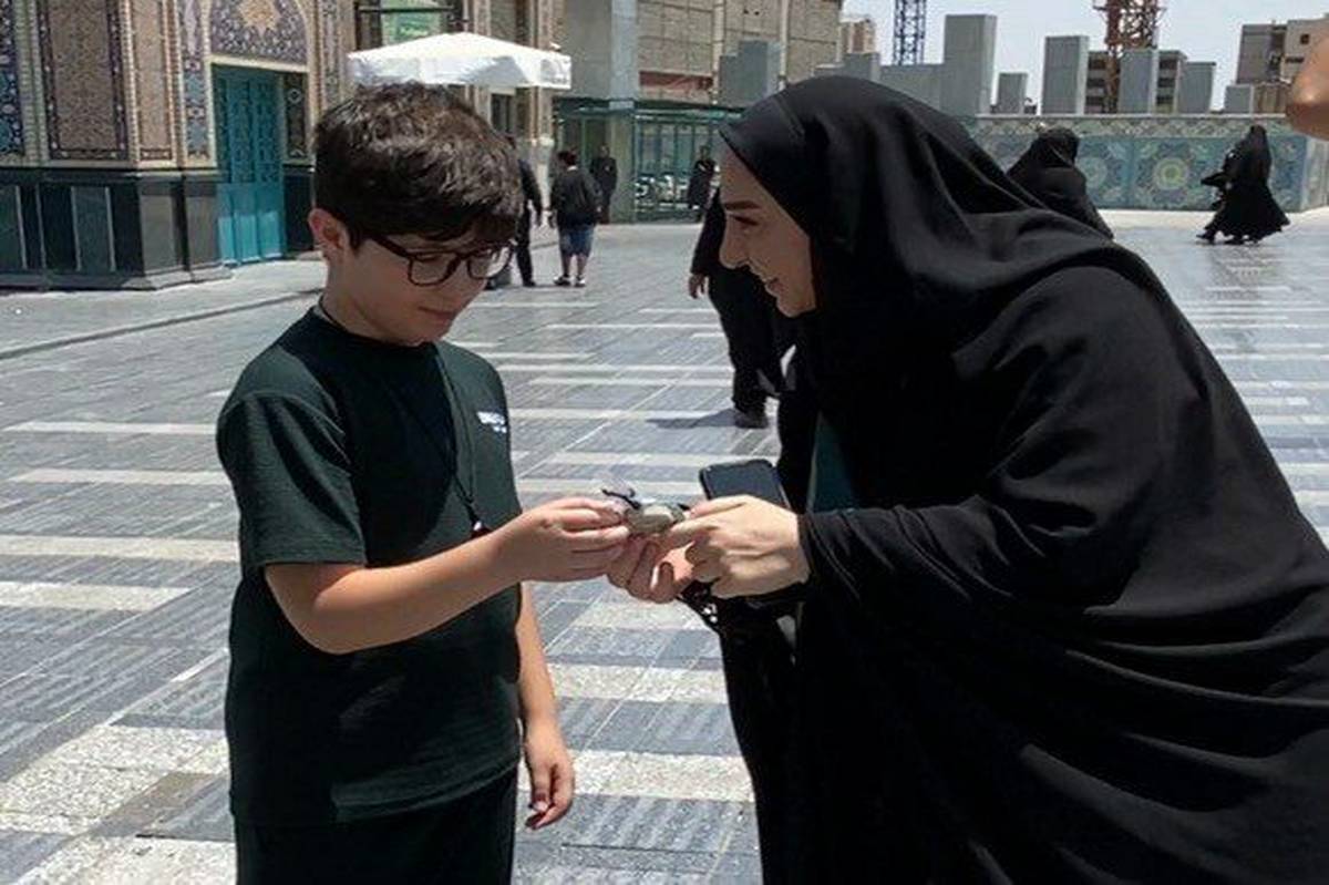 توزیع بستههای فرهنگی بین زائرین کوچک امام رئوف توسط سازمان دانشآموزی آذربایجان شرقی
