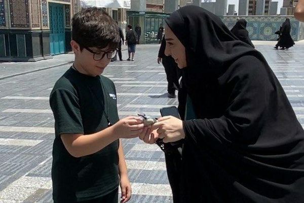 توزیع بسته‌های فرهنگی بین زائرین کوچک امام رئوف توسط سازمان دانش‌آموزی آذربایجان شرقی