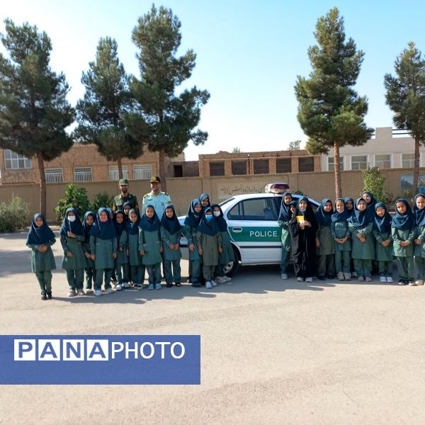 حضور ماموران نیروی انتظامی در دبستان حاج فرج عبداللهی اردکان
