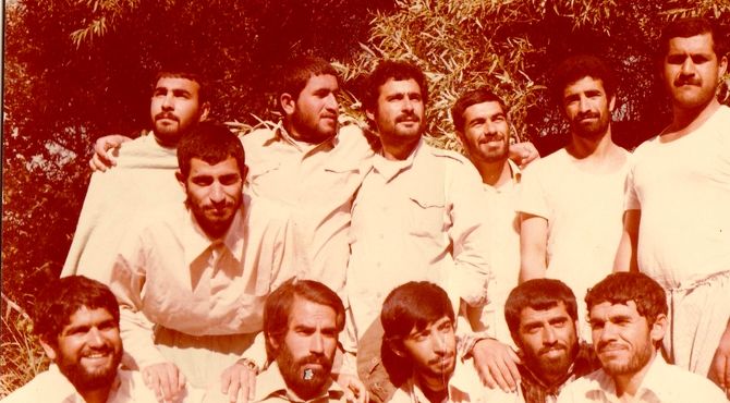 دانش‌آموزان کازرونی، پرچم تجدید میثاق با شهدا را برافراشتند