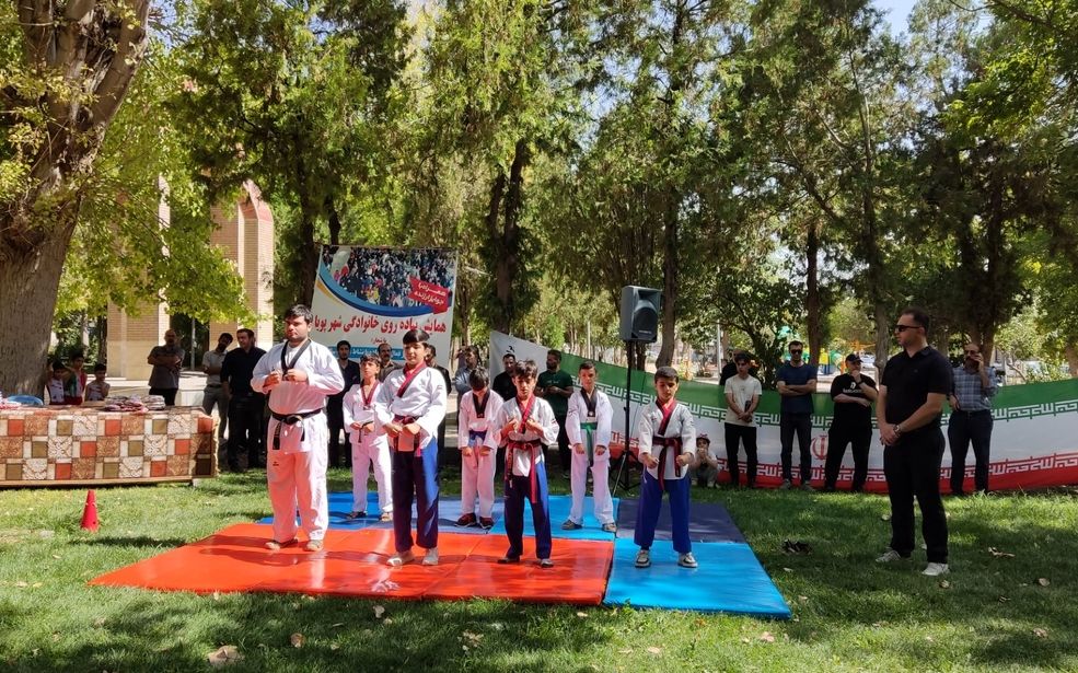 پیاده‌روی خانوادگی «شهر پویا» در بیجار برگزار شد