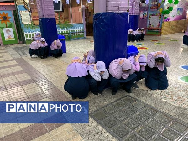 برگزاری مانور زلزله در دبستان فرهنگ منطقه ۱۳