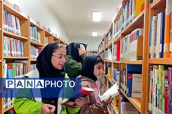 بازدید بچه‌های علاقه‌مند به کتاب دبیرستان حضرت معصومه از نمایشگاه کتاب و کتابخانه شهرستان فیروزکوه