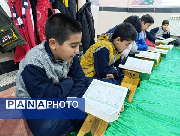 برگزاری نماز جماعت و محفل انس با قرآن در دبستان معلم 2 آشخانه 