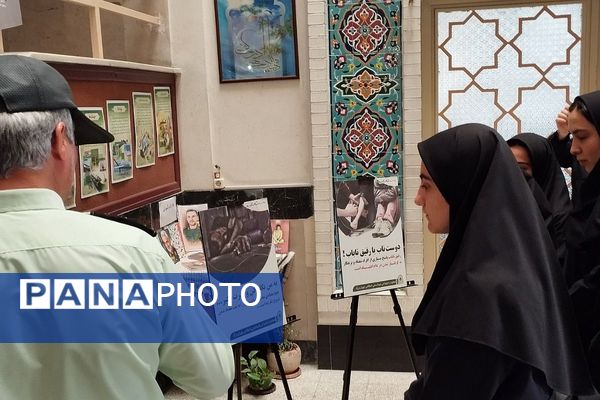 برگزاری نمایشگاه شناخت خطرات و آسیب های جامعه به مناسبت هفته نیروی انتظامی در دبیرستان صدیقه طاهره ناحیه یک شهرری