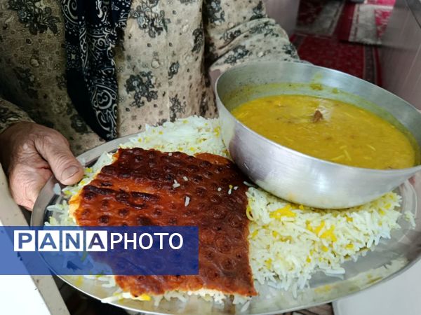پخت و توزیع نذری در روز تاسوعای حسینی روستای حسن آباد داراب استان فارس