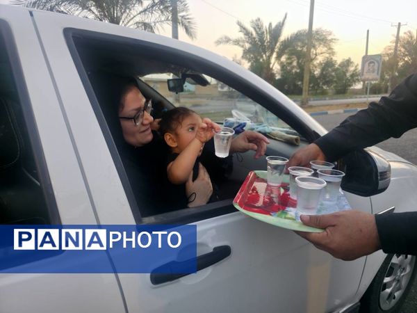 خدمت‌رسانی دانش‌آموزان و فرهنگیان ناحیه‌چهار اهواز به زوار اباعبدالله‌الحسین(ع)