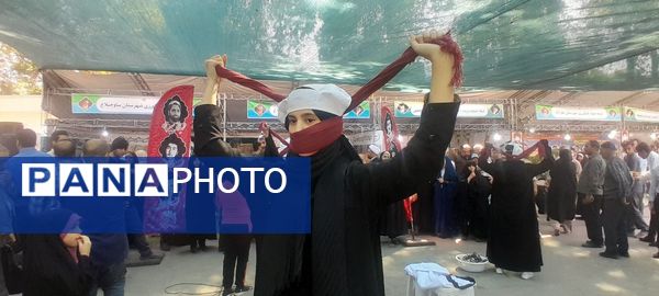 اجرای گروه سرود و تئاتر خیابانی به مناسبت هفته دفاع مقدس در مصلای کرج