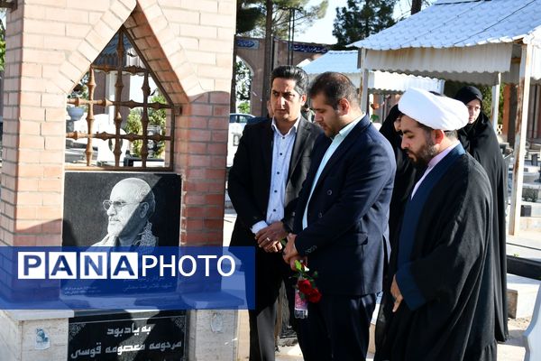 گلزارهای شهدا در هفته معلم عطرافشان شد