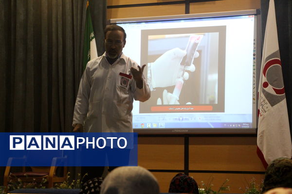 بازدید دانش آموزان مدرسه پیشتازان از مرکز انتقال خون استان یزد