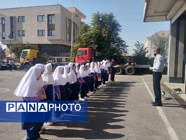 تقدیر دانش آموزان دبستان سرای دانش از قهرمانان بی ادعا در روز آتش نشانی