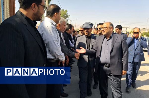میثاق استاندار و مسئولان استانی با شهدا در سفر به زرقان