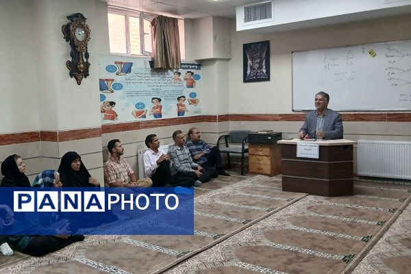 جلسه انجمن اولیاء و مربیان در دبیرستان بشارت بهارستان دو