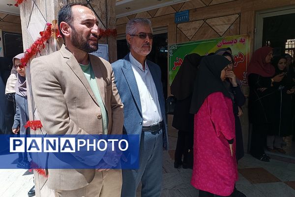 مراسم  پرچم گردانی  بارگاه حضرت علی بن موسی‌الرضا (ع) در مدرسه باهنر ملارد به مناسبت دهه کرامت