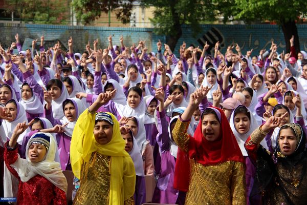 آیین سپاس معلم در مدارس استان چهارمحال و بختیاری برگزار شد
