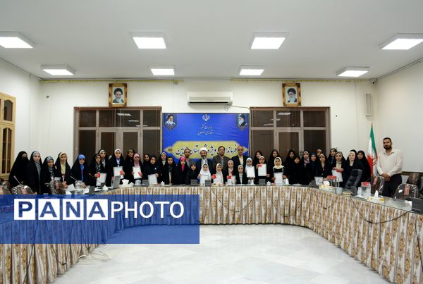 تجلیل از دانش‌آموز خبرنگاران پانا شهرستان نایین 