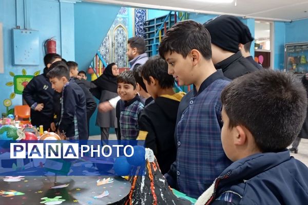 گرامیداشت «هفته پژوهش» در دبستان شهید دکتر چمران ناحیه دو شهرری 