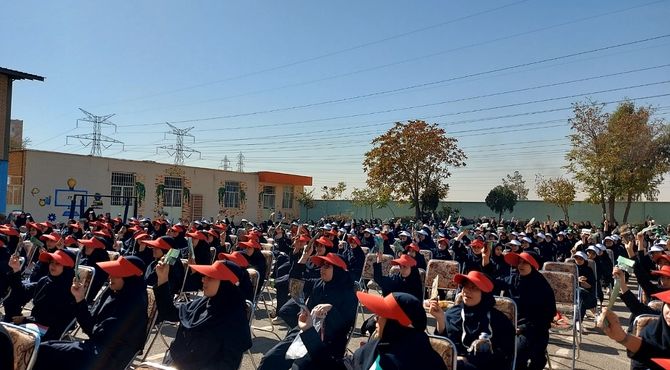 برگزاری جشن عاطفه‌ها در دبیرستان ریحانه النبی باقرشهر 