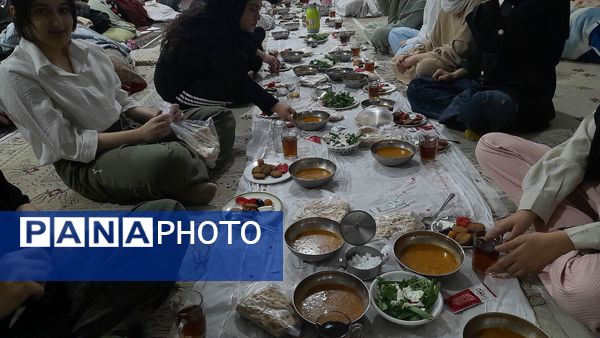 اعتکاف دانش آموزی در مسجد فاطمیه گنبد سبز نیشابور