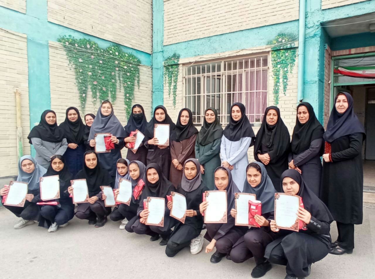مراسم تجلیل از دانش آموزان جشنواره خوارزمی در دبیرستان عصمتیه 