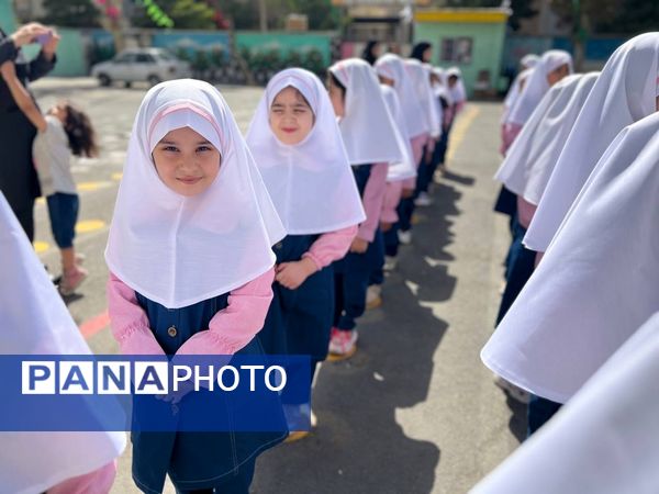 برگزاری جشن شکوفه‌ها در دبستان دخترانه المهدی ناحیه 2 کرج 