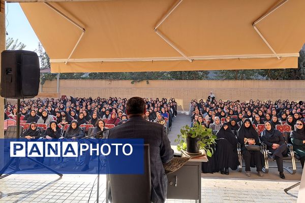 مراسم راز و رهایی؛ پنجره‌ای به دنیای دو نسل در دبیرستان نمونه‌دولتی ولایت بهارستان‌دو