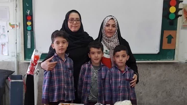 معلمی که سال ها است در کنار تدریس از مادر پیر زمین گیرش مراقبت می‌کند