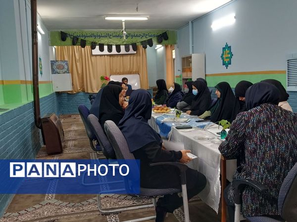 جلسه شورای دبیران در دبیرستان دخترانه فضه 