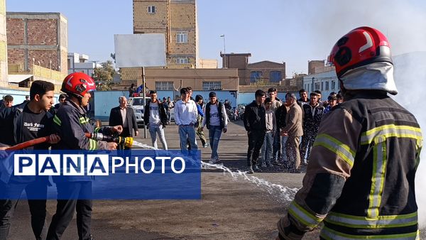 دانش‌آموزان ملکان در خط مقدم ایمنی؛ اجرای مانور پدافند غیرعامل در مدرسه امام حسین(ع)