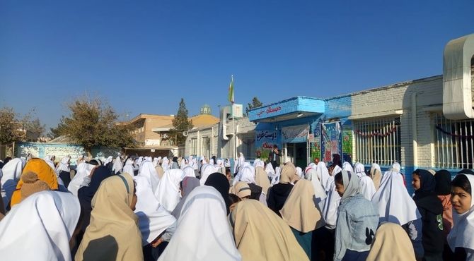 بازارچه کتاب در دبستان سمیه