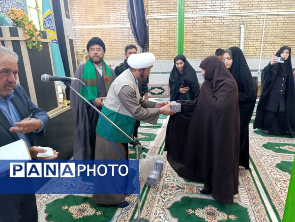 اهدای هدایای متبرک به نمازگزاران سفیددشت